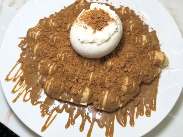 Lotus, Vanilla Gelato Bubble Waffle at Mocha Melt Cafe in Old City Philadelphia